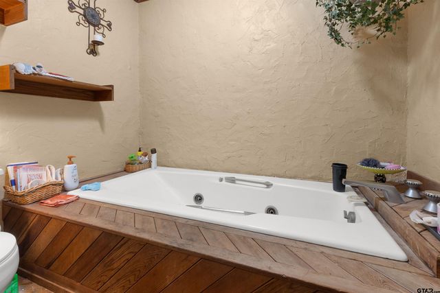 2510 Wychelm Dr, Kilgore, TX 75662