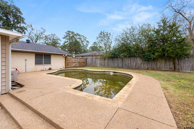 2510 Wychelm Dr, Kilgore, TX 75662