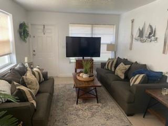 841 NE 40TH Street, Oakland Park, FL 33334