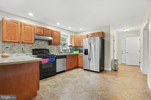725 LINDENWOOD LN, Harrisburg, PA 17113