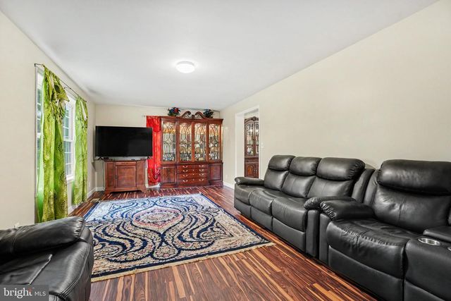 725 LINDENWOOD LN, Harrisburg, PA 17113