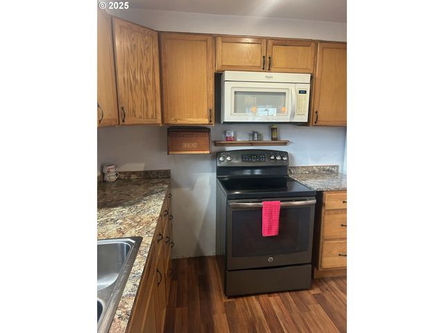 122 Ne 4TH St, Willamina, OR 97396