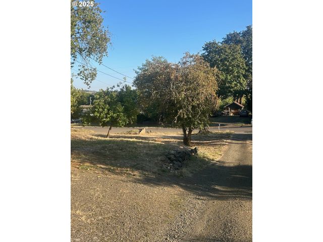 122 Ne 4TH St, Willamina, OR 97396