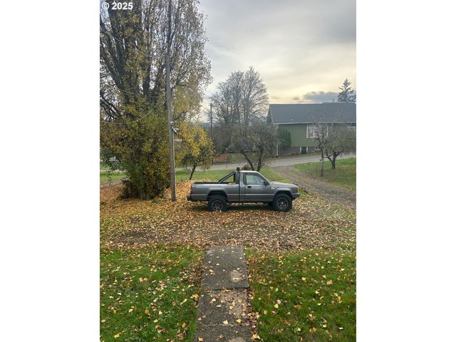 122 Ne 4TH St, Willamina, OR 97396