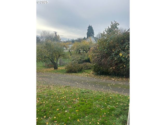 122 Ne 4TH St, Willamina, OR 97396