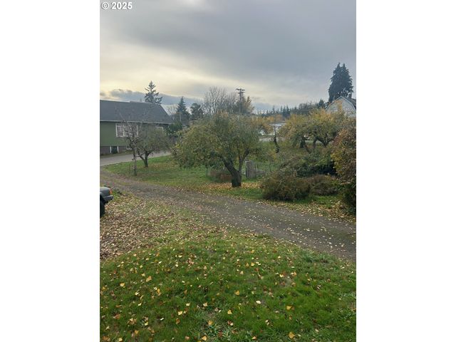 122 Ne 4TH St, Willamina, OR 97396