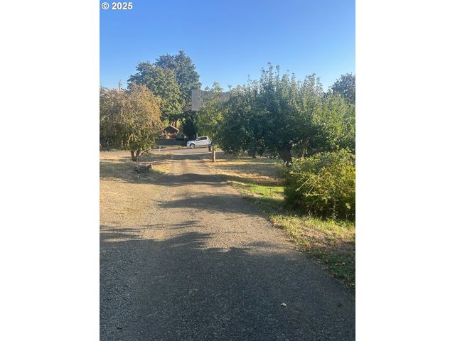 122 Ne 4TH St, Willamina, OR 97396