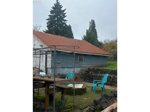 122 Ne 4TH St, Willamina, OR 97396