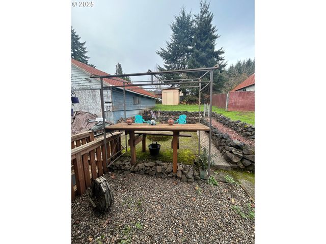 122 Ne 4TH St, Willamina, OR 97396