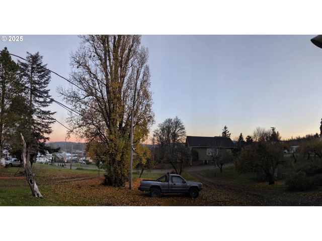 122 Ne 4TH St, Willamina, OR 97396