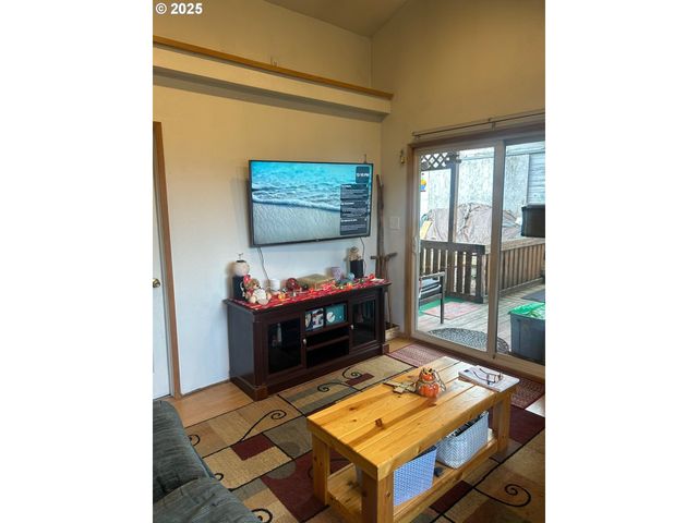 122 Ne 4TH St, Willamina, OR 97396