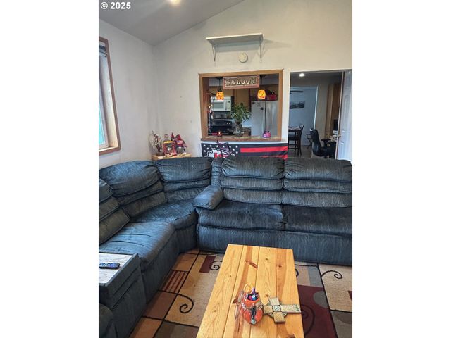 122 Ne 4TH St, Willamina, OR 97396