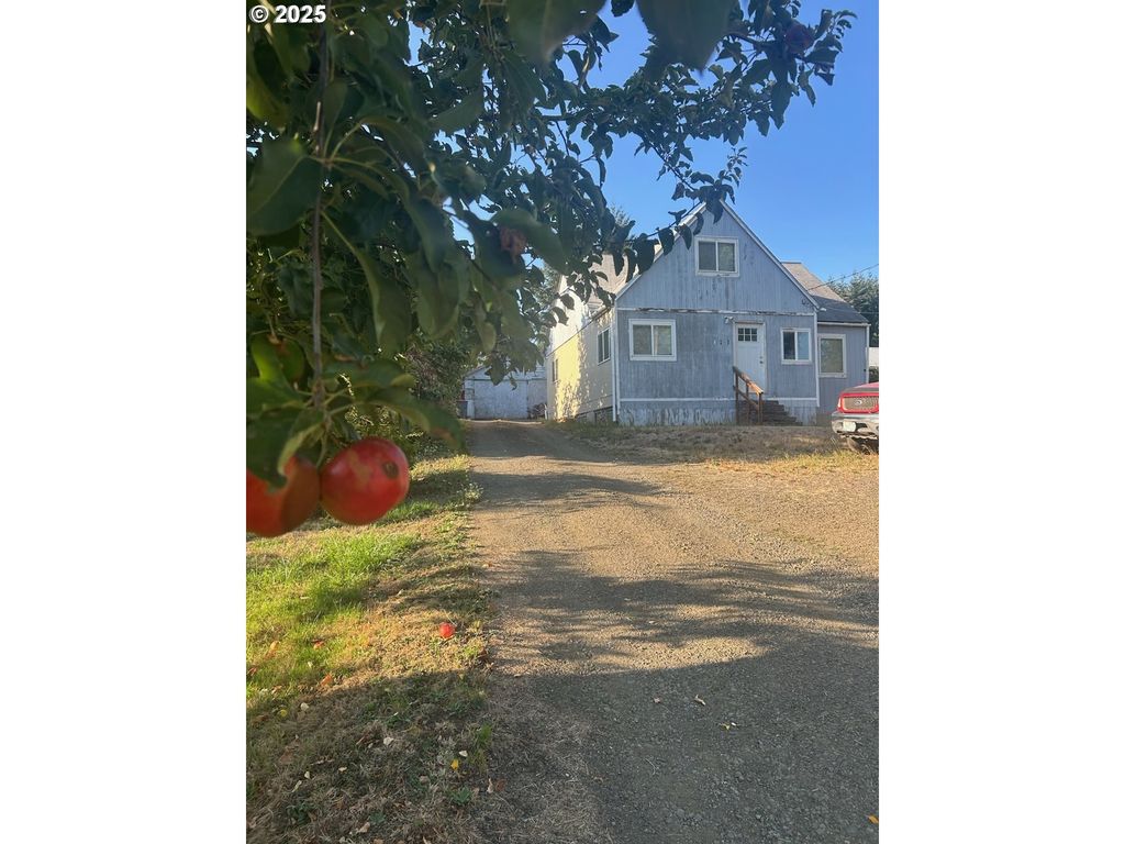 122 Ne 4TH St, Willamina, OR 97396