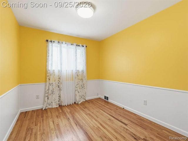 27046 Fairfax Street, Southfield, MI 48076