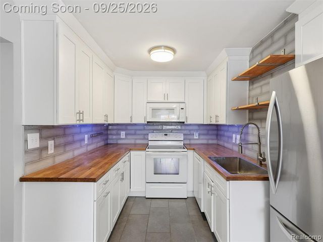 27046 Fairfax Street, Southfield, MI 48076