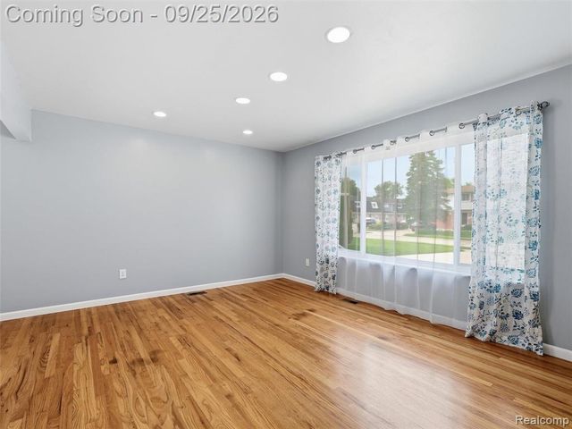 27046 Fairfax Street, Southfield, MI 48076