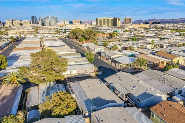 4557 Royal Ridge Boulevard, Las Vegas, NV 89103