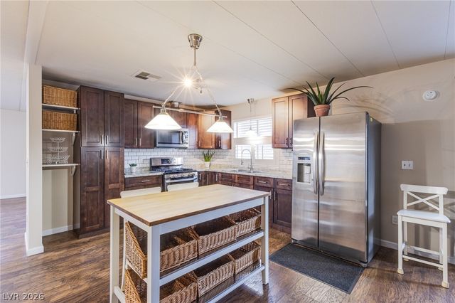 4557 Royal Ridge Boulevard, Las Vegas, NV 89103