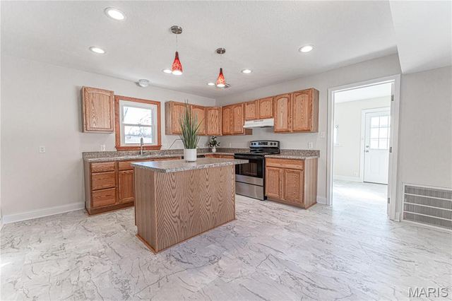 221 W Miller Street, De Soto, MO 63020