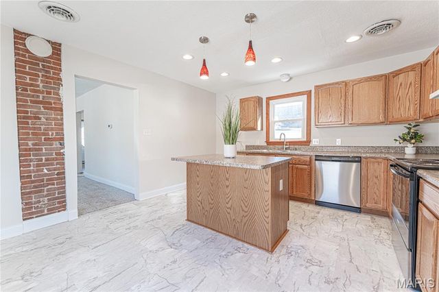 221 W Miller Street, De Soto, MO 63020