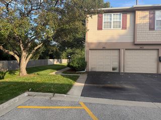 301 Cherrywood Court 301, Vernon Hills, IL 60061