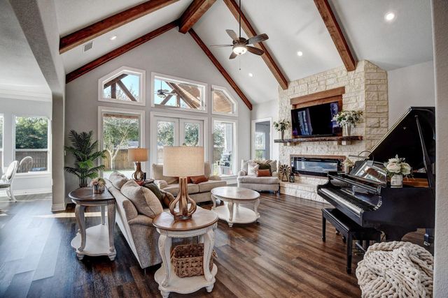 222 August Avenue, Shiner, TX 77984