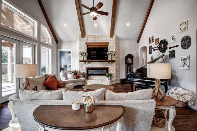 222 August Avenue, Shiner, TX 77984