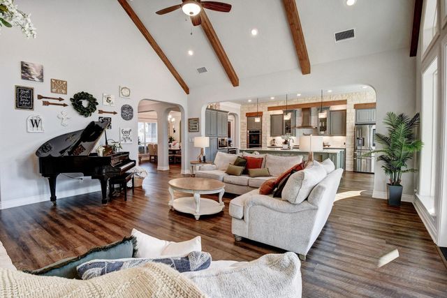 222 August Avenue, Shiner, TX 77984