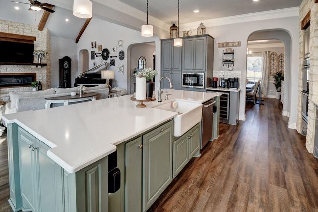 222 August Avenue, Shiner, TX 77984