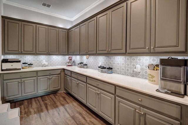 222 August Avenue, Shiner, TX 77984