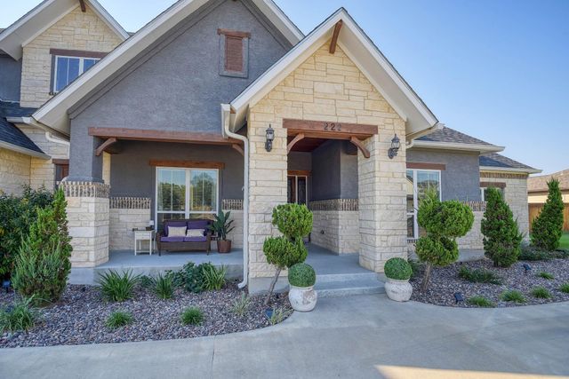 222 August Avenue, Shiner, TX 77984