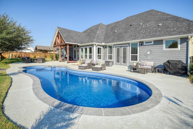 222 August Avenue, Shiner, TX 77984