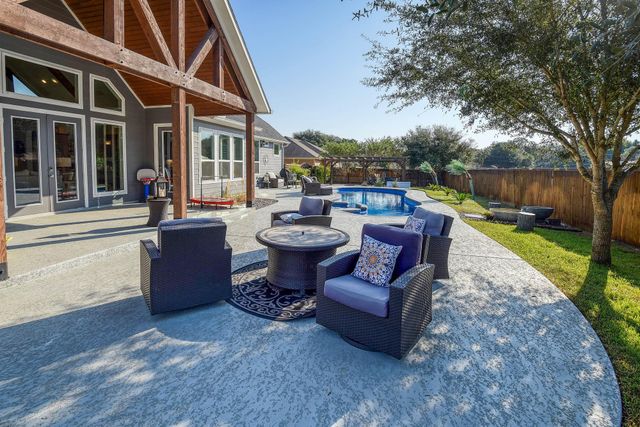 222 August Avenue, Shiner, TX 77984