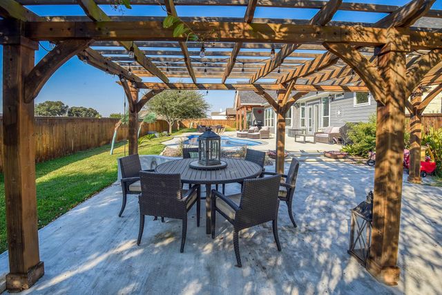 222 August Avenue, Shiner, TX 77984