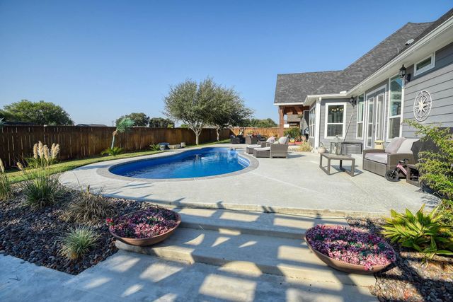 222 August Avenue, Shiner, TX 77984