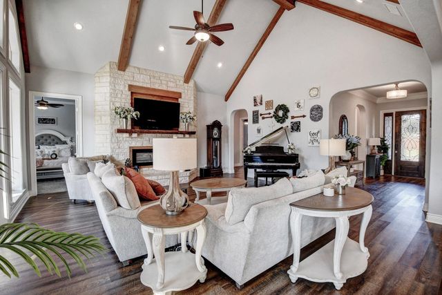 222 August Avenue, Shiner, TX 77984