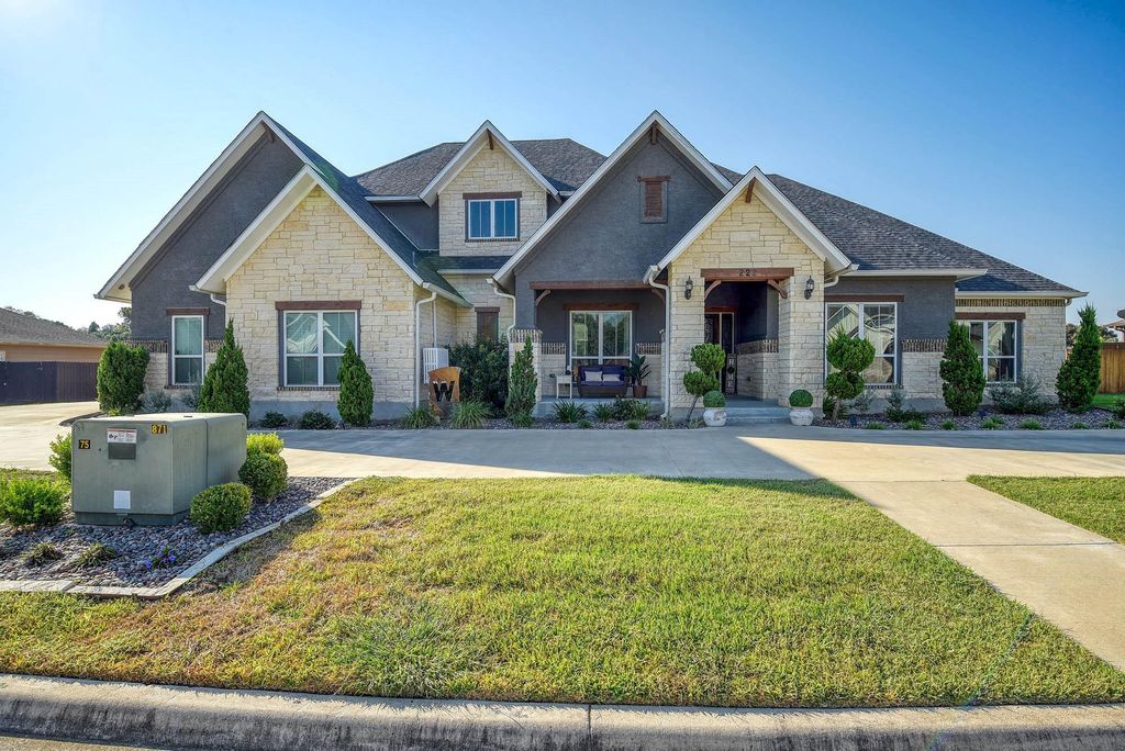 222 August Avenue, Shiner, TX 77984