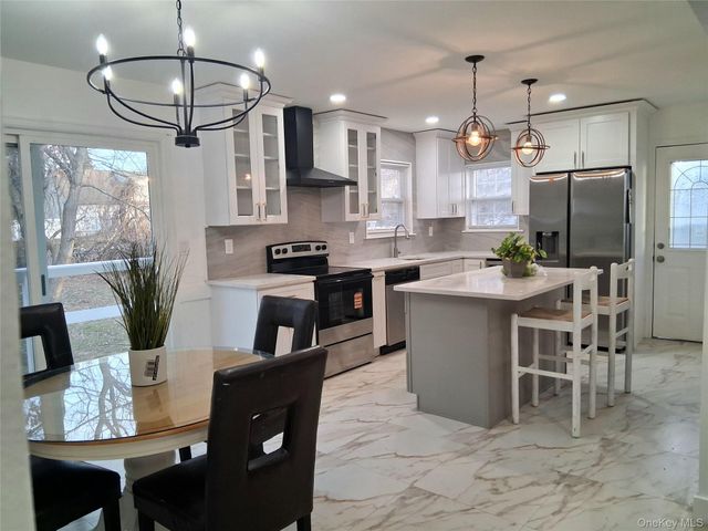 917 Sipp Avenue, East Patchogue, NY 11772