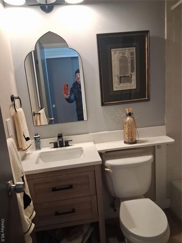 917 Sipp Avenue, East Patchogue, NY 11772