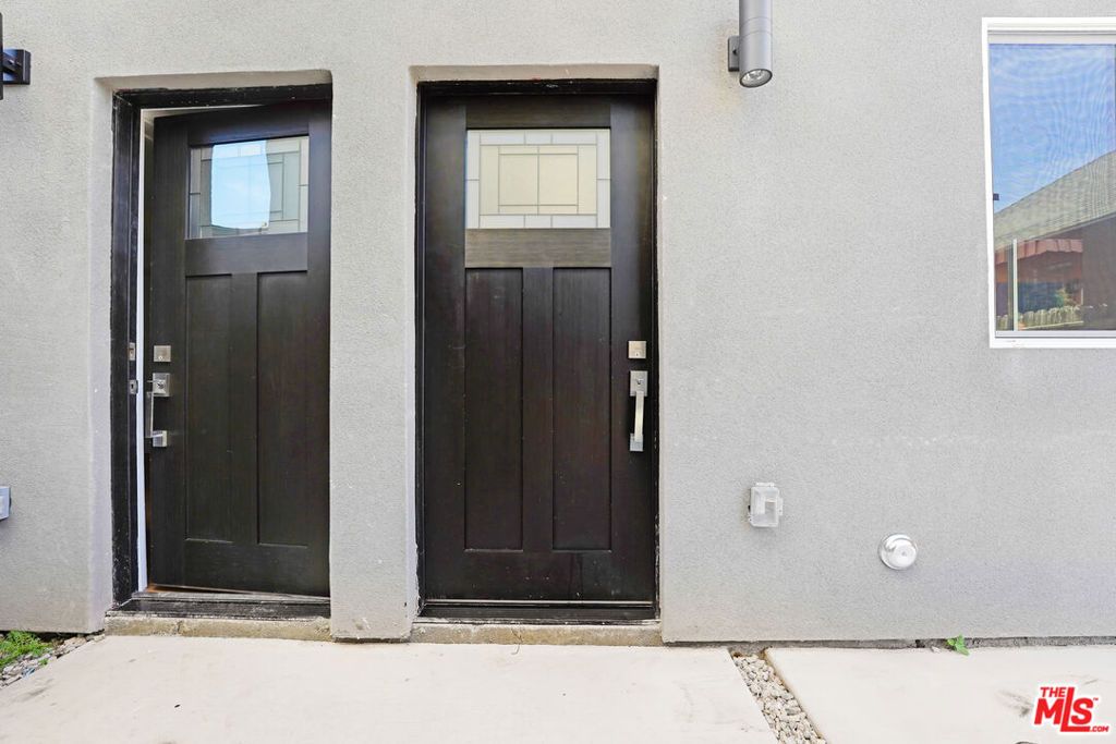 Image 11 of property listing at 1200 W 38th Street, Los Angeles, CA 90037