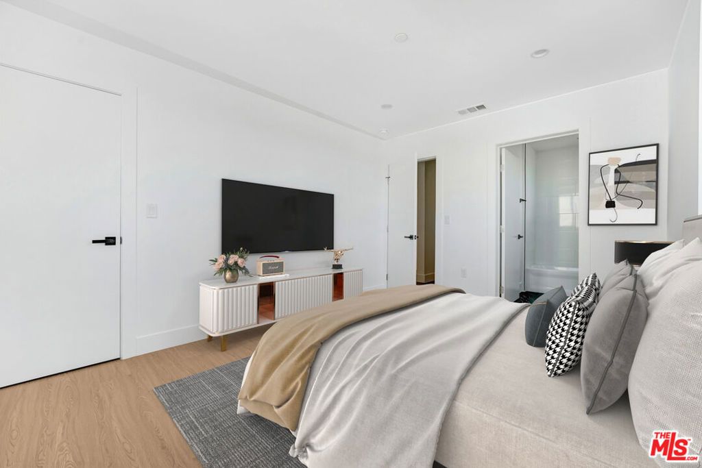 Image 12 of property listing at 1200 W 38th Street, Los Angeles, CA 90037