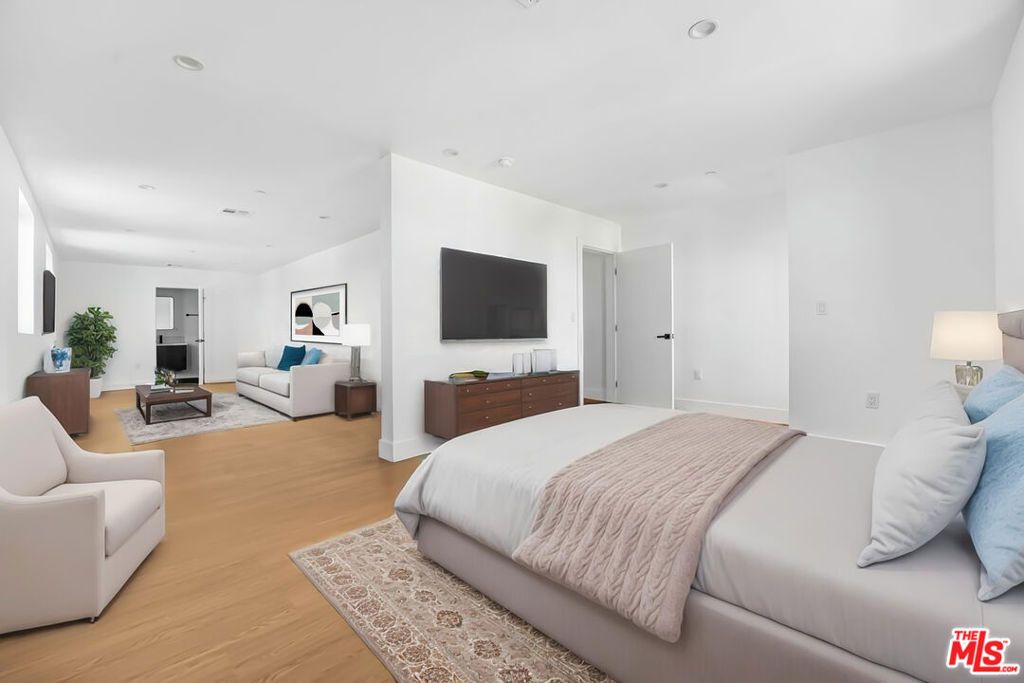 Image 6 of property listing at 1200 W 38th Street, Los Angeles, CA 90037