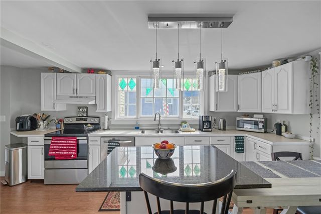 32 Houston Avenue, Newport, RI 02840