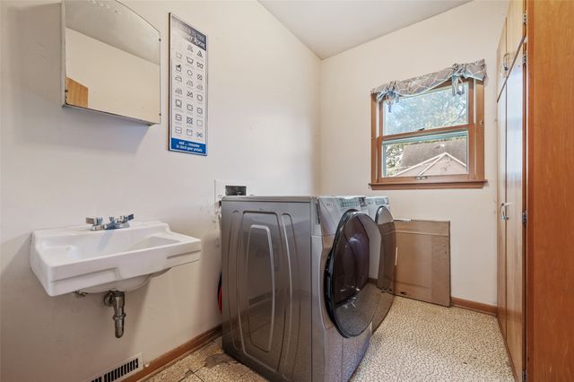 105 E North Street, Prairie City, IA 50228