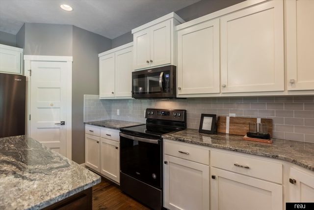 22818 Ponderosa Road, Gretna, NE 68028