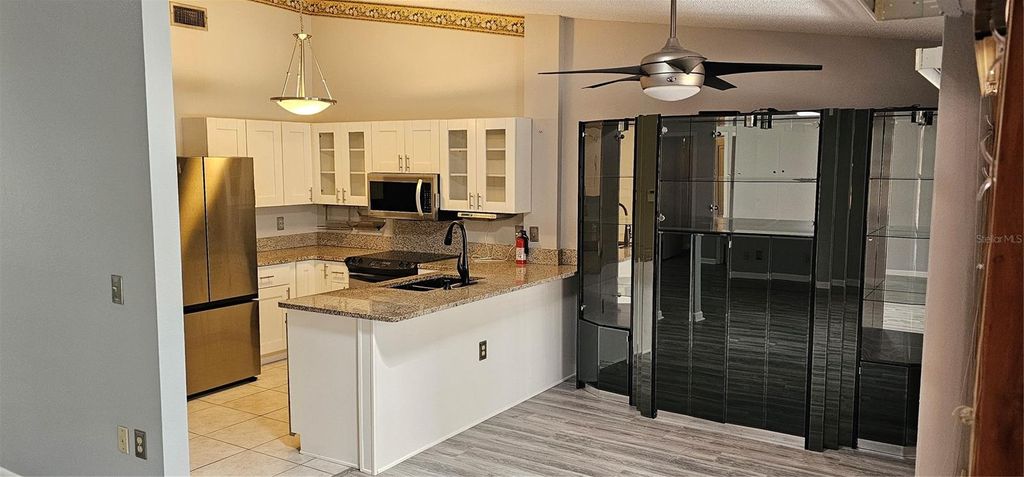 Image 13 of property listing at 4075 SHORESIDE CIRCLE, Tampa, FL 33624