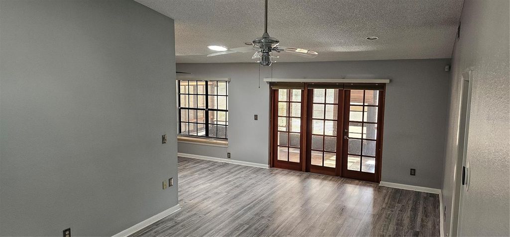 Image 7 of property listing at 4075 SHORESIDE CIRCLE, Tampa, FL 33624