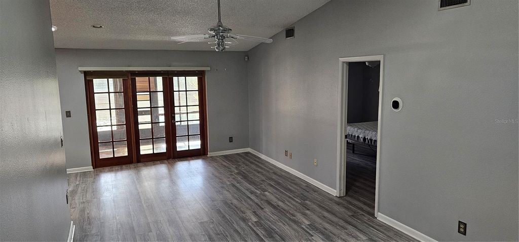 Image 8 of property listing at 4075 SHORESIDE CIRCLE, Tampa, FL 33624