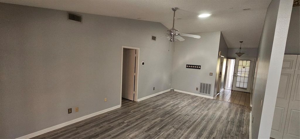 Image 10 of property listing at 4075 SHORESIDE CIRCLE, Tampa, FL 33624