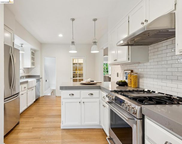 1374 El Centro Ave, Oakland, CA 94602